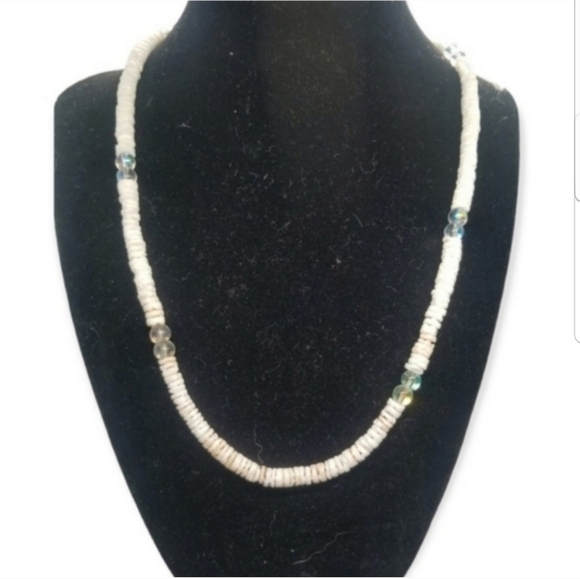 VINTAGE HEISHI WHITE SHELL & IRRIDESCENT GLASS BEADS BOHO NECKLACE - Picture 1 of 5